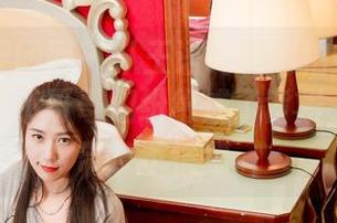 GIRLT果团网 – 从王语纯的私拍中看校园，耍帅的小哥哥们纷纷成了背景，转头还带点不情愿。