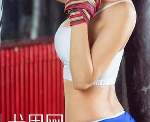 UGirls尤果网 – 只需一双丝袜，王瑞儿的高清作品就能让你目不转睛——我是谁？这腿又是从哪里冒出来的？