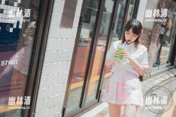 Uhye(이유혜)，照片里的套装让我觉得有点...微妙