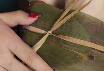 丽柜 – 在左左的美足图片里，总有某种隐秘的气息，让人回味无穷