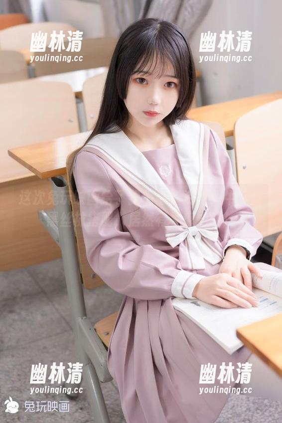 这次兔玩映画给了我们最新资源：牛仔裤黑丝袜搭配，居然有种魔力呢！