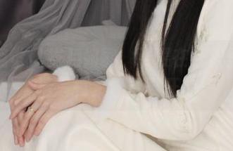 小众视觉 – 岁月如歌，嘤嘤在红裙里，高清写真集慢慢展开。