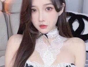 官方更新，小小奶瓶儿的新图包，纯欲吊带，颜值倒是没让我失望。