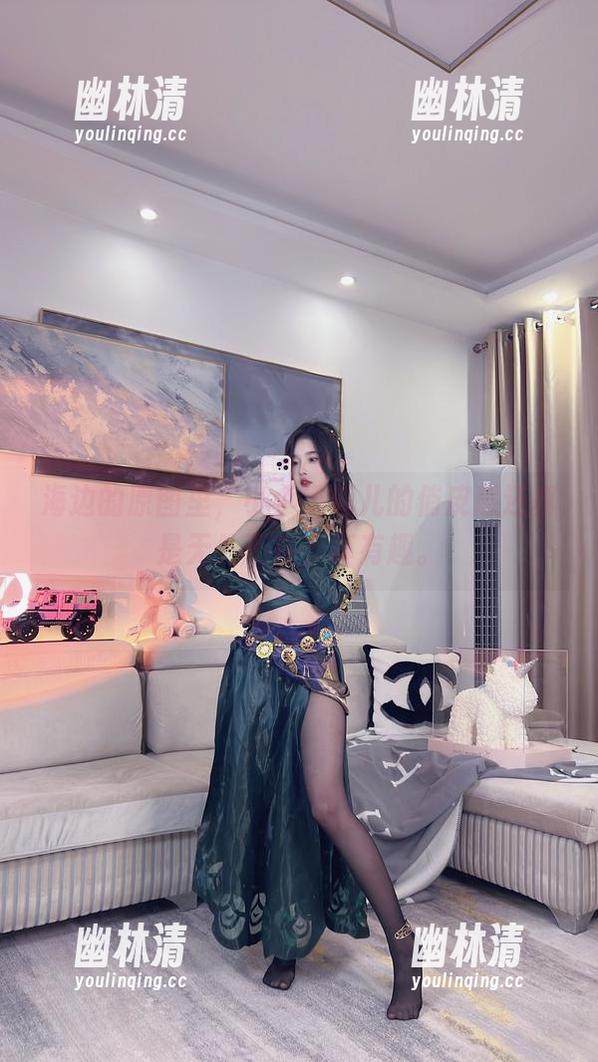 海边的原图里，小小奶瓶儿的俏皮感还真是无处不在，真有趣。