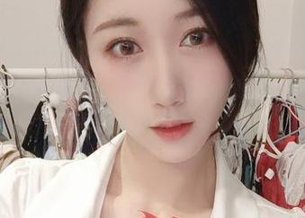 微密圈 – 最新分享：小玉吃果冻的红色睡衣，别怪我想把它偷走！