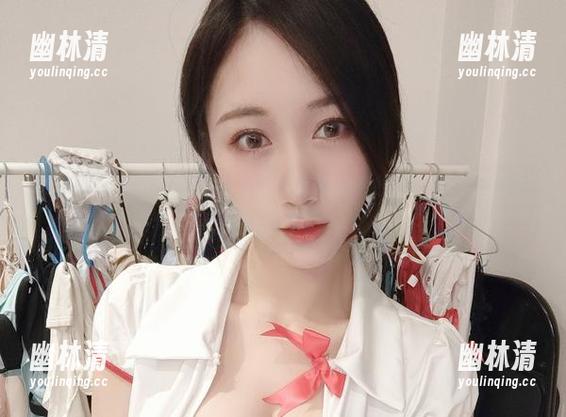 微密圈 - 最新分享：小玉吃果冻的红色睡衣，别怪我想把它偷走！
