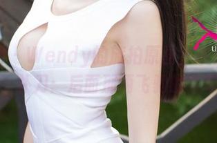 尤果网 – Wendy的旅拍原图，哪里不一样？补刀：后面那辆飞驰的牛车！