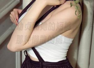 尤果网 – 王幼贞和她的短裤，图片展现出那种懒散的随意。