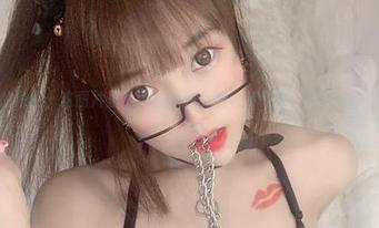 无法抗拒的黑网，这图片里透着星野咪兔的独特气质，真心觉得可以多聊聊…