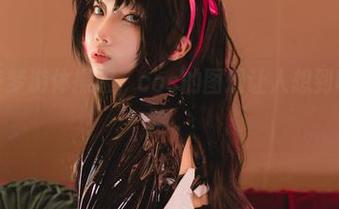 杏仁曲奇梦游体操服，cos的图册让人想到味觉的冒险。