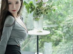 秀人网 – 定制的粉色画面，拍黄瓜girl似乎又有新花样了？