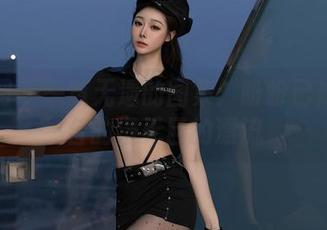 秀人网 – 一览无遗的图集：盼盼已鸠在天台的漫无目的漂流