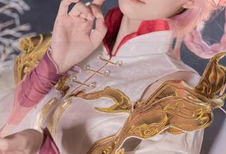 在花兮_honoka的校服原图中，找到了些许久违的甜蜜感