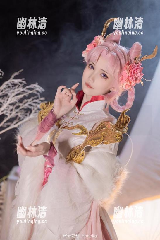 在花兮_honoka的校服原图中，找到了些许久违的甜蜜感