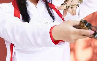 蜜桃社 – 木奈奈的泳池图集，定制了一些“无泳衣技能”的姿态