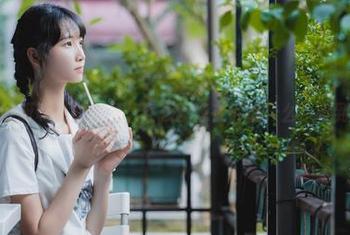 迷离西呱呀呀呀的美图，女孩就像在诉说什么，听到了吗？