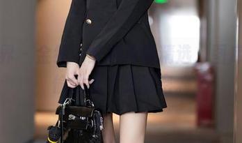 语画界 – 金纯一红裙色情精选，图库里的偷偷儿不是秘密。