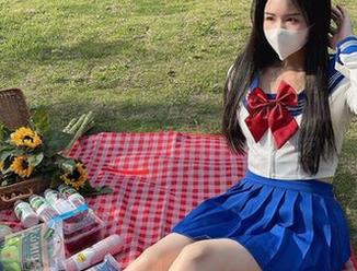 微密圈 – 一秒变腿模，软妹小九九的玉足自拍，快来下载这绝妙美图！