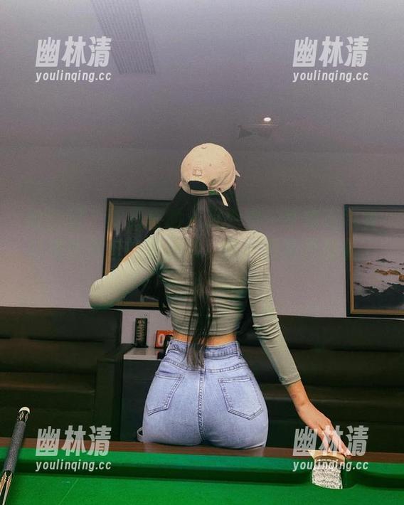 微密圈 - 陈佩奇的画风突变：红底高跟竟让她变身爱的魔法师，图片和资源加量了！