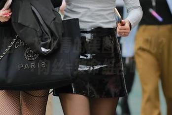 魔镜街拍 – 艾小青的美图在哪儿？超短裙+肉丝=致命组合吧