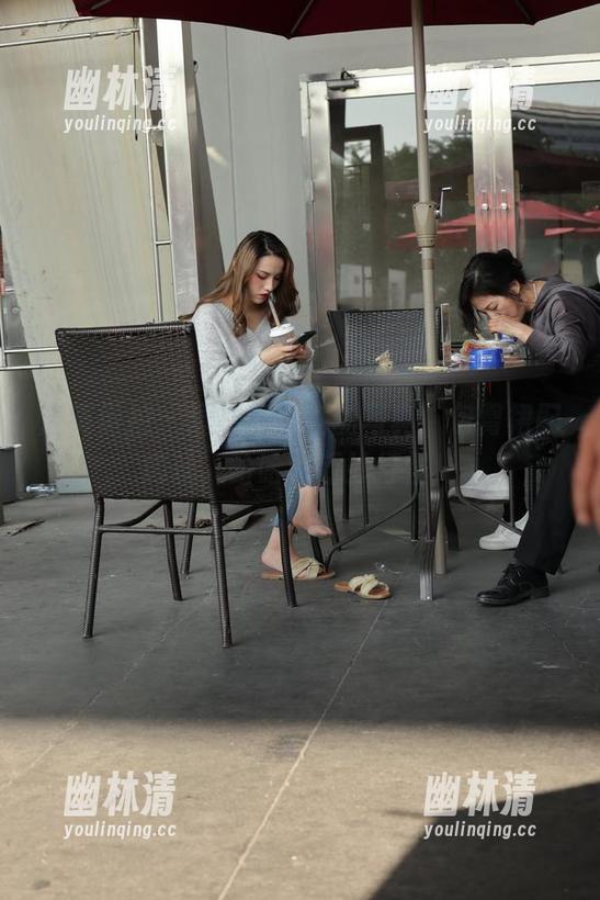 魔镜街拍 - 逗趣萌宝儿的写真，包臀裙配肉丝，哈哈镜巧妙打怪！