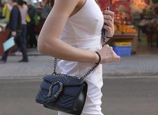 看见红衣白裙的美女在古村“嘻嘻哈哈”，这是魔镜街拍的绝妙合集，现在只要下载！