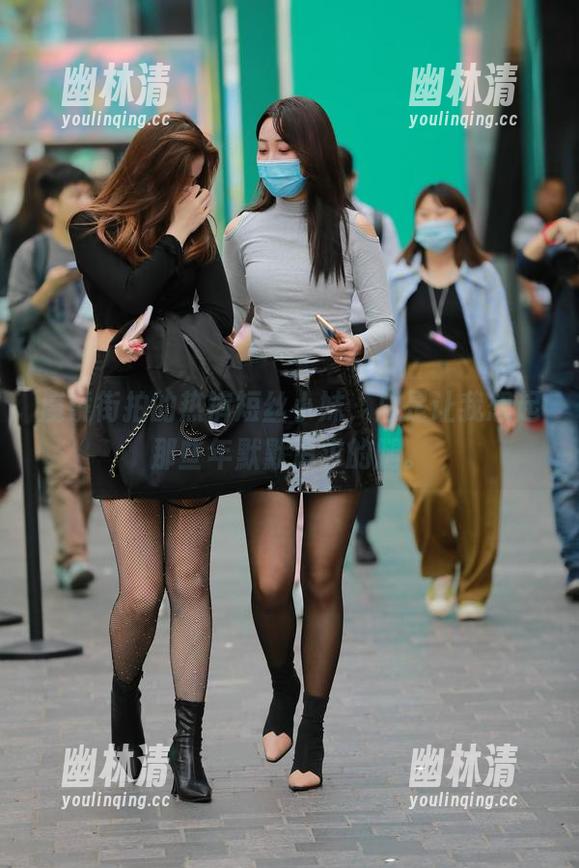 魔镜街拍的热裤短丝小妹,总是让我想起那些年默默追求的腿。 魔镜街拍的热裤短丝小妹,总是让我想起那些年默默追求的腿。